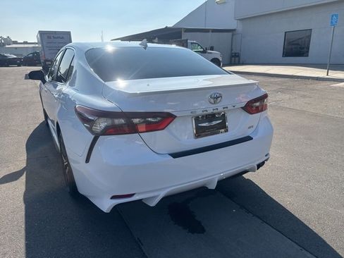 Used 2021 Toyota Camry SE image 3