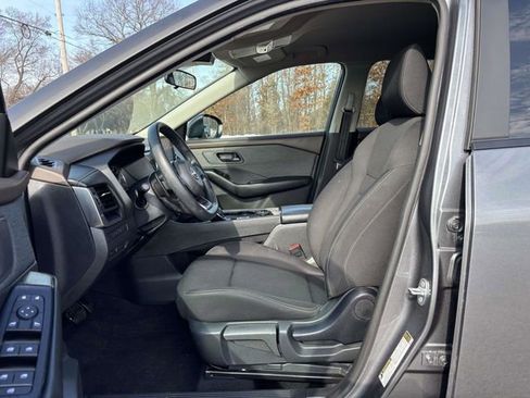 Used 2023 Nissan Rogue S image 3