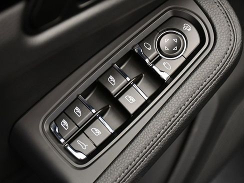 Certified 2025 Porsche Macan Turbo AWD/4WD image 37