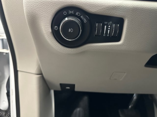 Used 2024 Chrysler Pacifica Limited AWD/4WD image 27