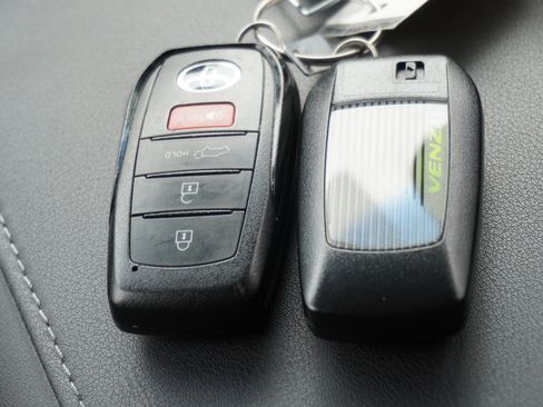 Used 2024 Toyota Venza LE AWD/4WD image 16