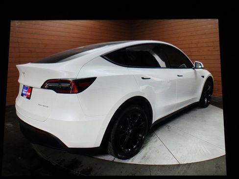 Used 2021 Tesla Model Y Long Range image 12