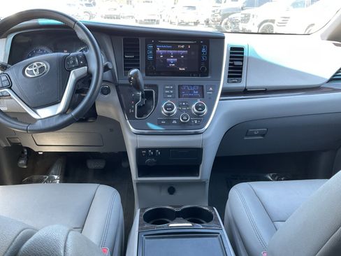 Used 2017 Toyota Sienna XLE w/ XLE Navigation Package FWD image 14
