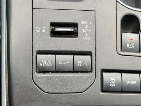 Used 2020 Toyota Highlander XLE image 22