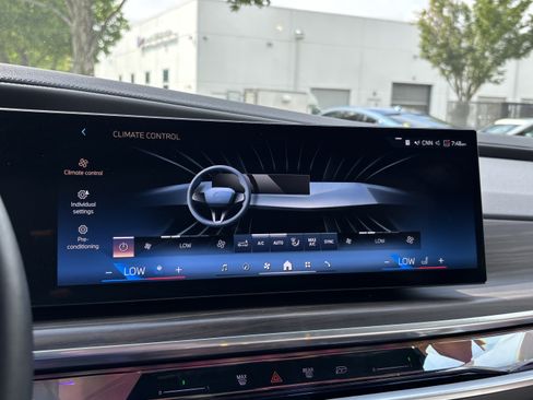 Used 2024 BMW i7 xDrive60 AWD/4WD image 29