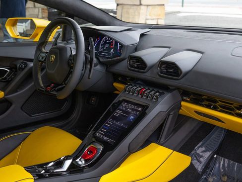 Used 2024 Lamborghini Huracan EVO image 71