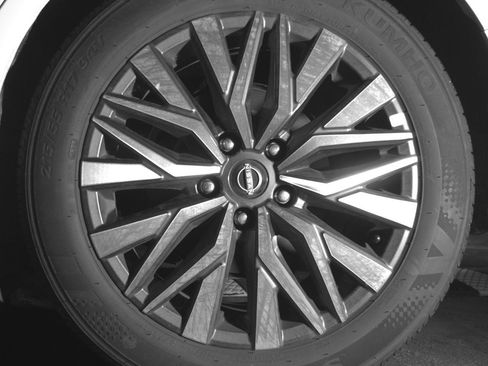Used 2025 Nissan Altima 2.5 SV FWD image 14