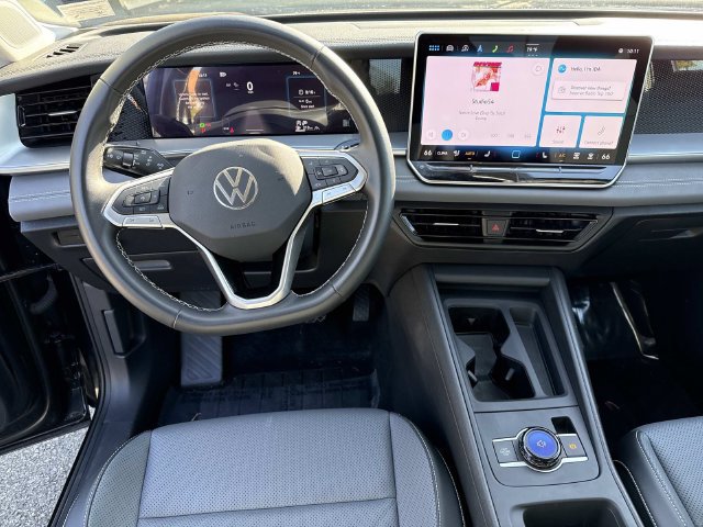 Used 2025 Volkswagen Tiguan SE AWD/4WD image 17