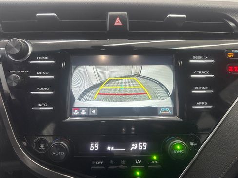 Used 2018 Toyota Camry XLE image 29