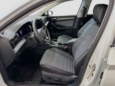 Used 2025 Volkswagen Jetta SE image 13