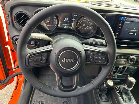 Used 2025 Jeep Wrangler Unlimited Rubicon AWD/4WD image 18