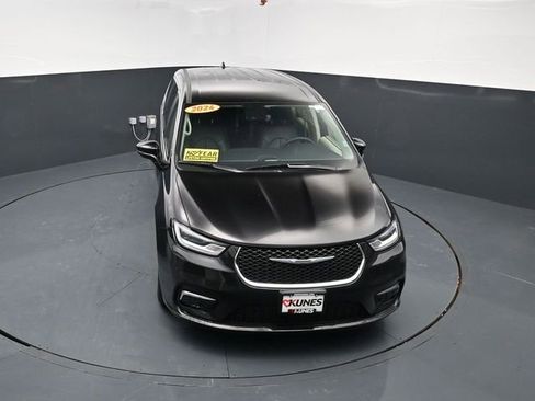 Used 2024 Chrysler Pacifica Select image 47