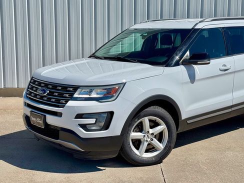 Used 2016 Ford Explorer XLT AWD/4WD image 2