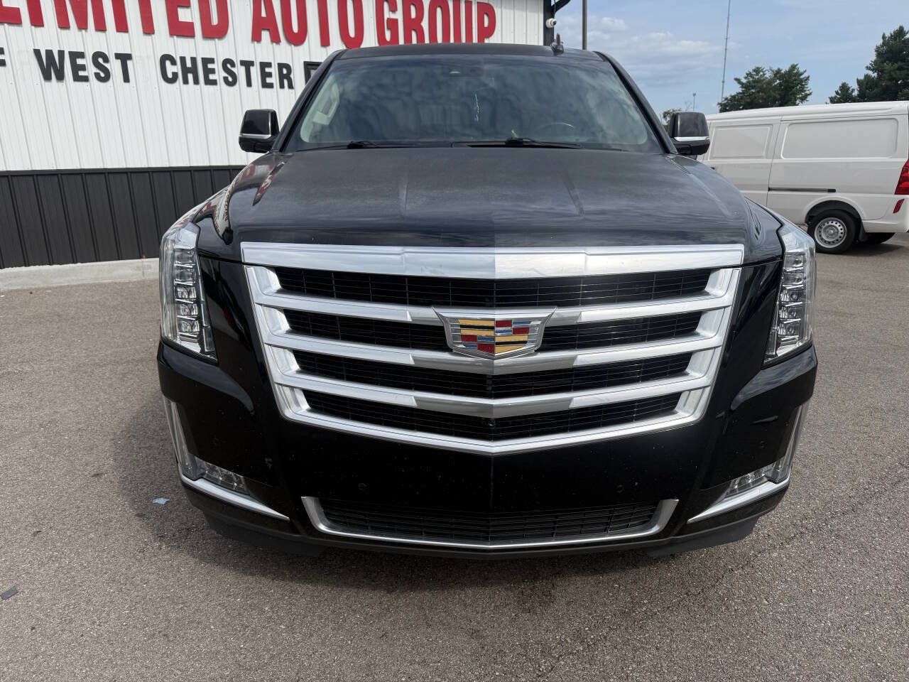 Used 2017 Cadillac Escalade ESV Luxury RWD image 3