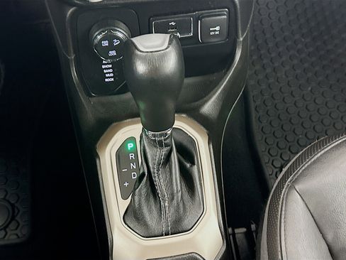 Used 2017 Jeep Renegade Trailhawk AWD/4WD image 23
