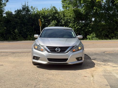 Used 2017 Nissan Altima 2.5 SR FWD image 2