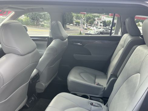 Certified 2024 Toyota Highlander Platinum AWD/4WD image 13