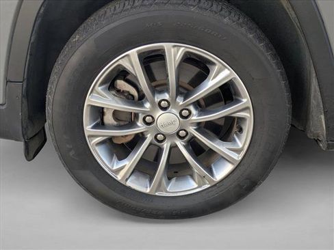 Used 2020 Jeep Cherokee Latitude Plus w/ Cold Weather Group image 10