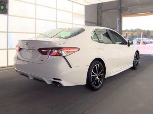 Used 2018 Toyota Camry SE w/ Convenience Package FWD image 2