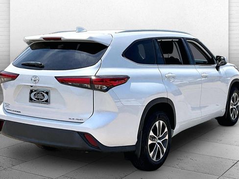 Used 2022 Toyota Highlander XLE AWD/4WD image 5