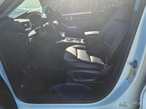 Used 2022 Ford Explorer XLT w/ Equipment Group 202A AWD/4WD image 14