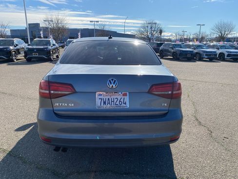Used 2017 Volkswagen Jetta SE image 4