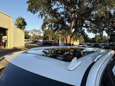 Used 2022 Cadillac Escalade Premium Luxury image 10