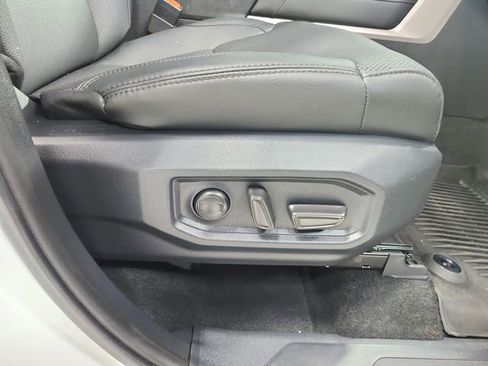 Used 2025 Toyota Tundra Limited AWD/4WD image 39