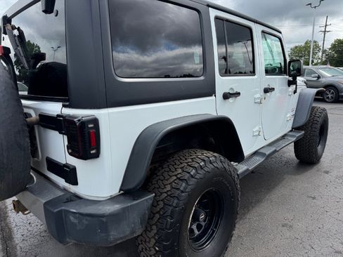 Used 2018 Jeep Wrangler Unlimited Sahara AWD/4WD image 11
