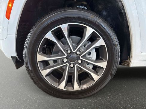 Used 2025 Jeep Grand Cherokee L Overland w/ Luxury Tech Group IV image 9