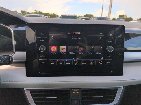 Used 2025 Volkswagen Taos SE FWD image 18
