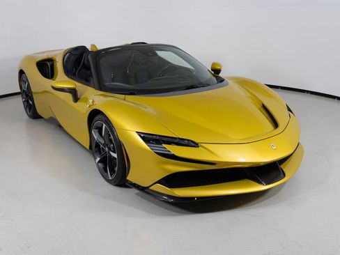 Used 2022 Ferrari SF90 Spider image 18