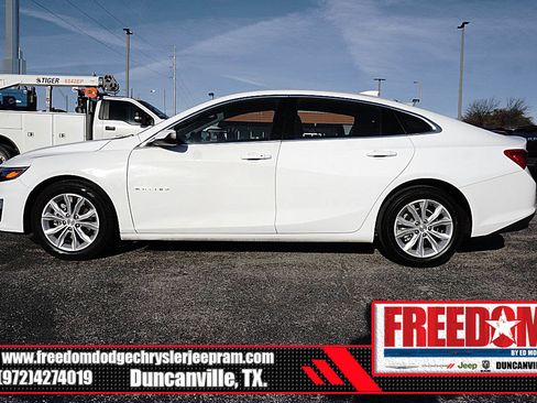 Used 2025 Chevrolet Malibu LT image 2