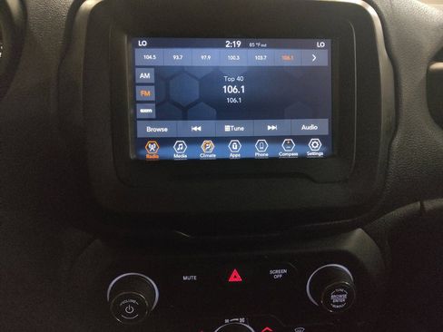 Used 2020 Jeep Renegade Latitude w/ Safety & Security Group II FWD image 25