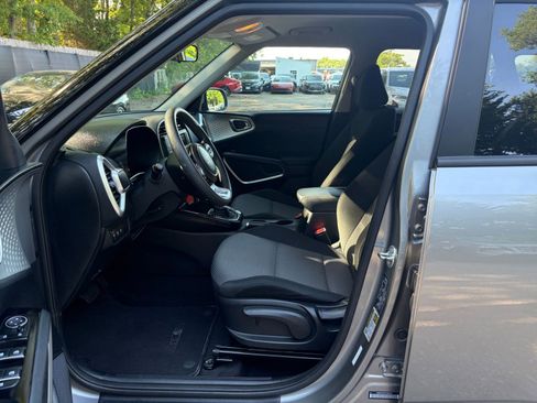 Used 2025 Kia Soul LX w/ LX Technology Package FWD image 24