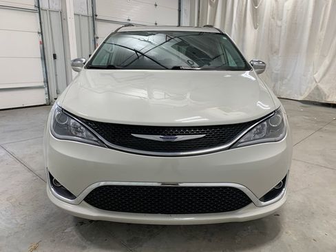 Used 2020 Chrysler Pacifica Limited image 32