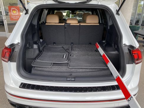 Certified 2023 Volkswagen Tiguan SE R-Line FWD image 17