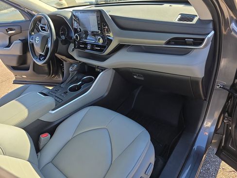 Used 2021 Toyota Highlander XLE image 13