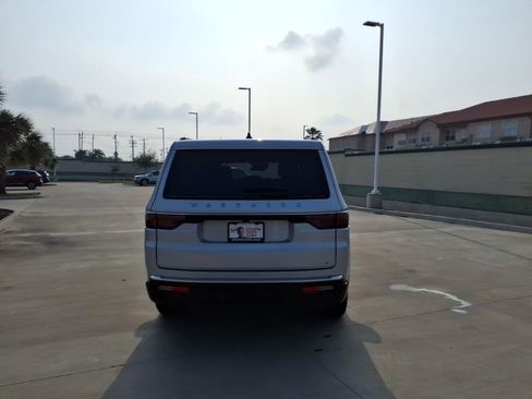 Used 2024 Jeep Wagoneer Series II w/ Flexible Seating Group RWD image 4