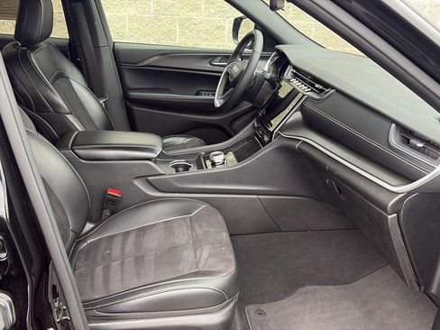 Used 2024 Jeep Grand Cherokee L Laredo image 23