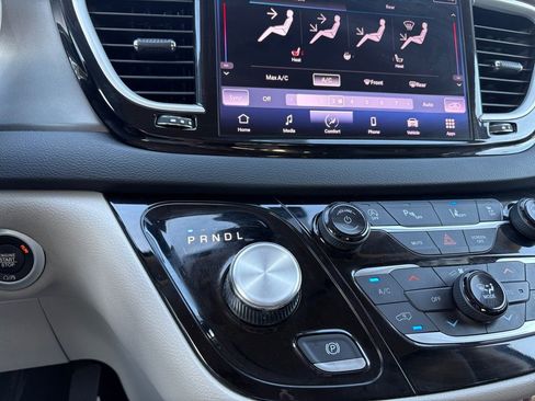 Used 2023 Chrysler Pacifica Touring-L image 27