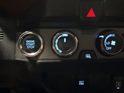 Used 2020 Toyota Tacoma TRD Sport AWD/4WD image 10
