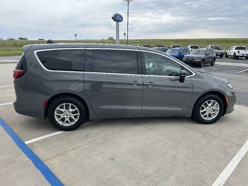 Used 2025 Chrysler Pacifica Select FWD image 6