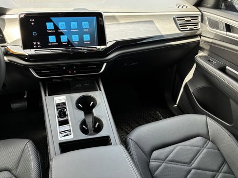 Used 2025 Volkswagen Atlas Cross Sport SE FWD image 19
