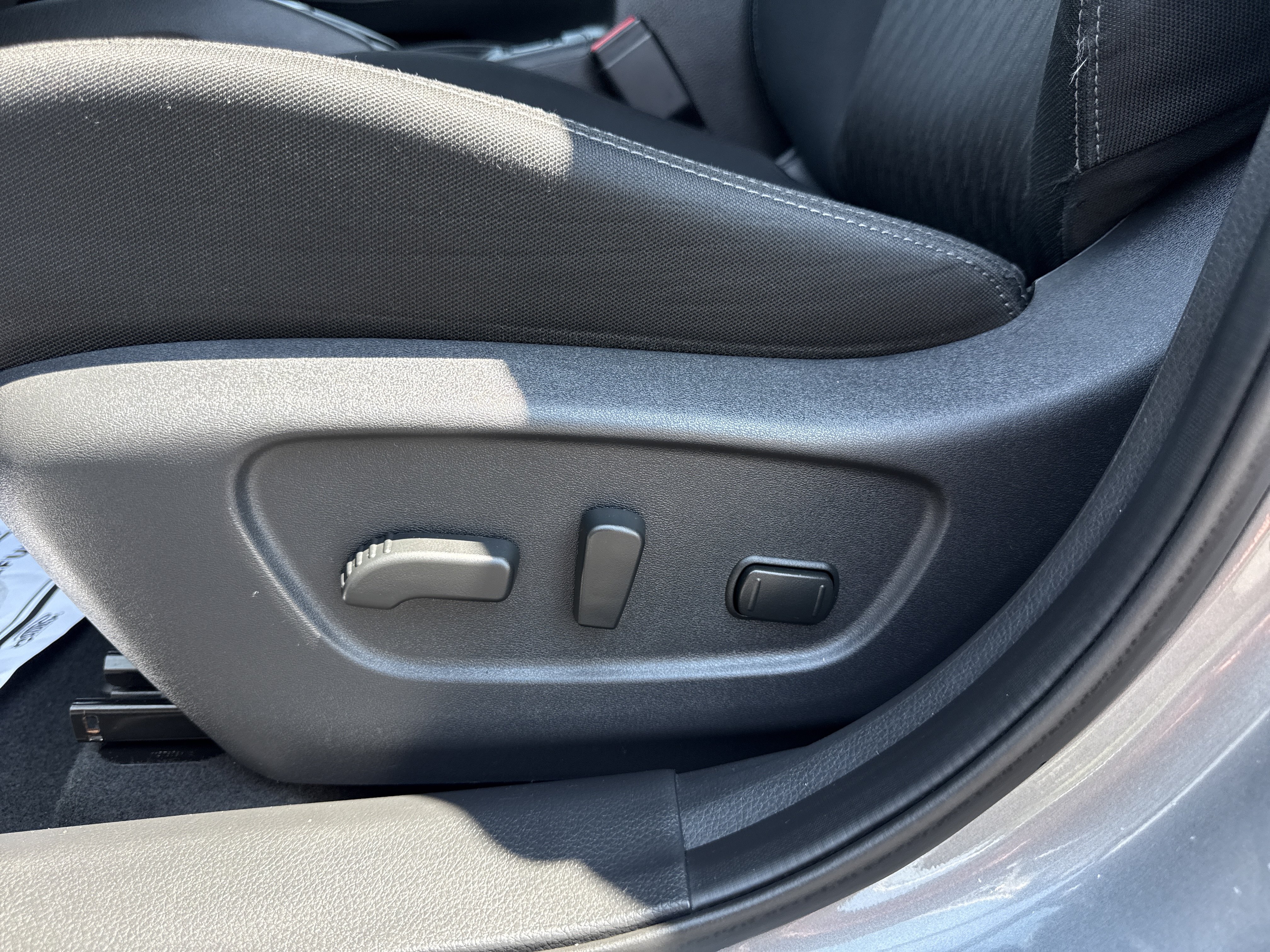 Used 2018 Nissan Rogue SV AWD/4WD image 18