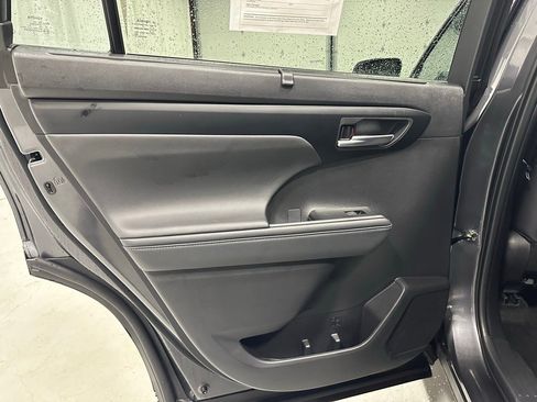 Used 2025 Toyota Highlander XLE image 45