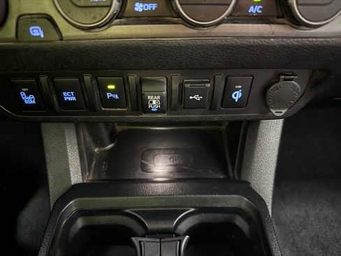 Used 2023 Toyota Tacoma TRD Off-Road w/ Technology Package AWD/4WD image 19