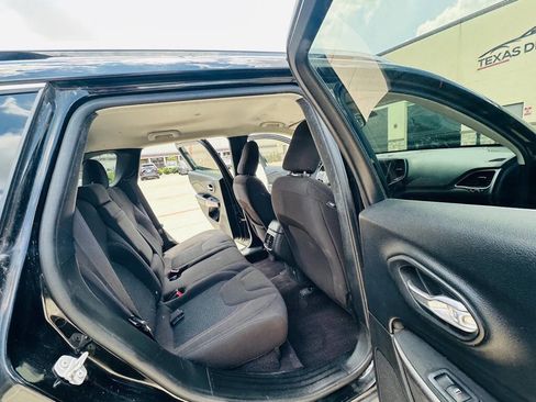 Used 2019 Jeep Cherokee Latitude w/ Popular Appearance Group FWD image 19