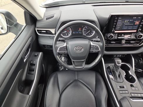 Used 2022 Toyota Highlander XLE AWD/4WD image 4