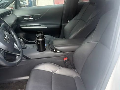 Used 2024 Toyota Venza XLE AWD/4WD image 5